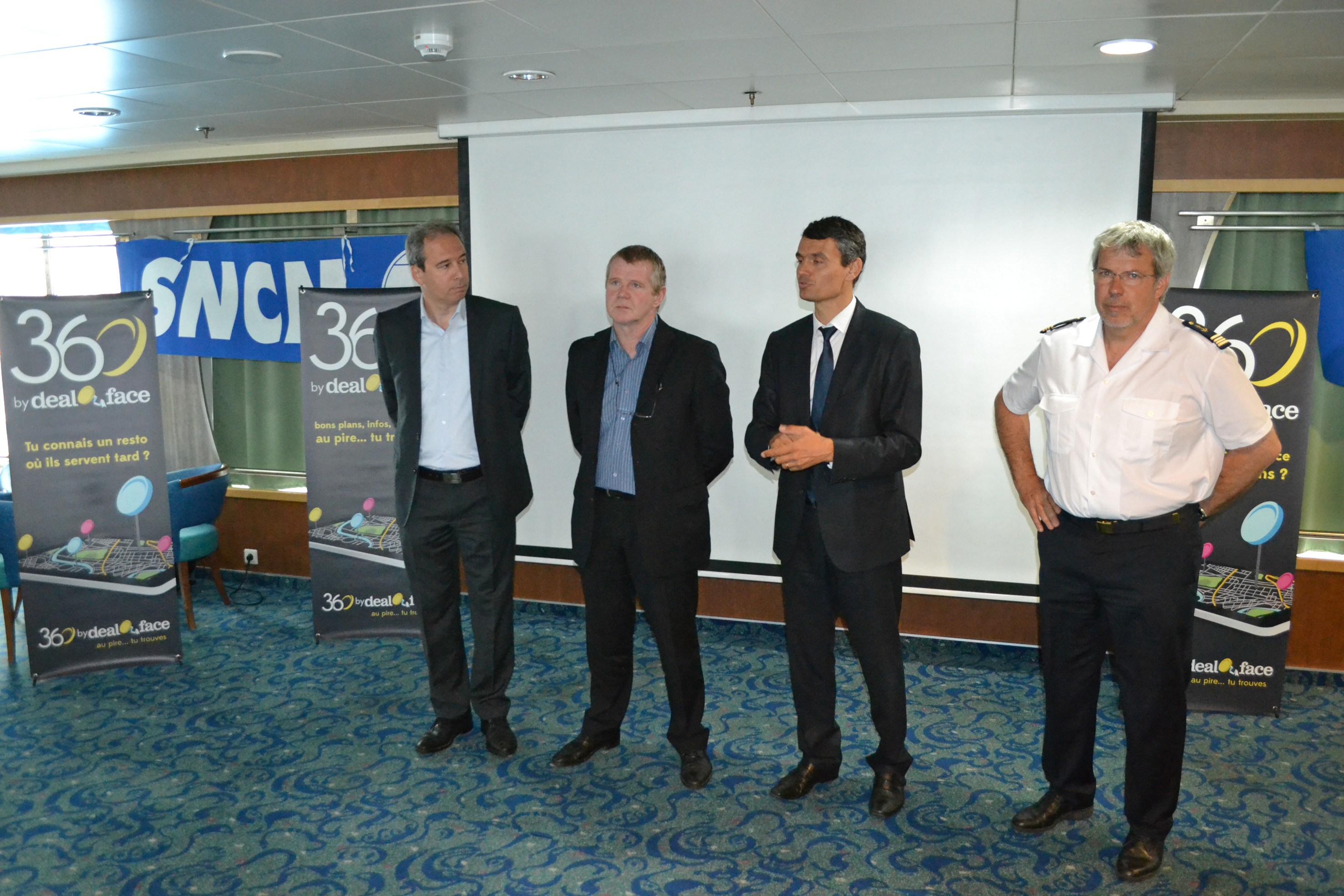 Le Président de l'ADEC, le Directeur de LSB ADVERTISING, le Directeur de la SNCM et le Commandant de bord du navire Pascal Paoli, en marge de la présentation